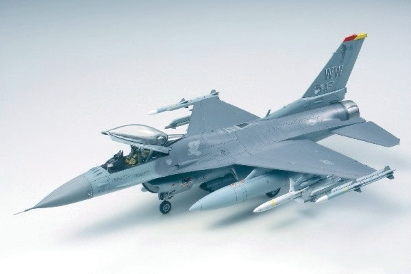 Tamiya 1/48 F-16 CJ Fighting Falcon in the group Sport, leisure & Hobby / Hobby / Plastic models / Airplanes/Helicopters at TP E-commerce Nordic AB (A06421)