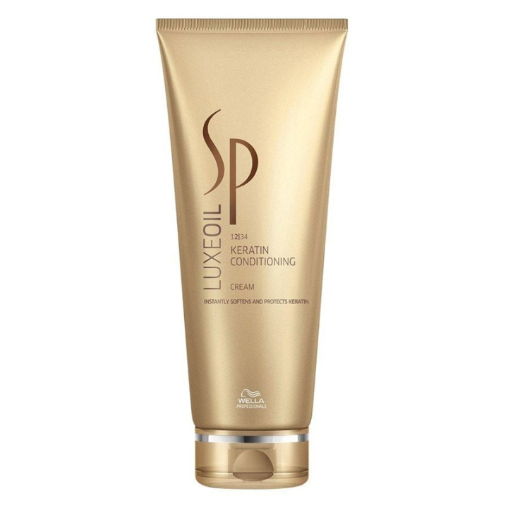 WELLA SP LuxeOil Keratin Conditioning Cream, a daily moisturizing treatment for all hair types. This conditioner contains a luxurious and nutritious blend of oils and keratin that protects the hair from external stresses making the hair silky smooth. For in the group BEAUTY & HEALTH / Hair & Styling / Hair care / Conditioner at TP E-commerce Nordic AB (A13156)