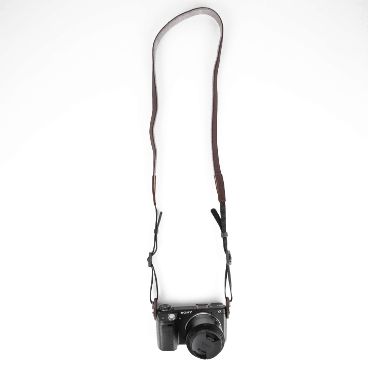 Buffalo Camera Strap Classic 16mm Brown in the group HOME ELECTRONICS / Photo & Video / Photo equipment / Other at TP E-commerce Nordic AB (C01790)