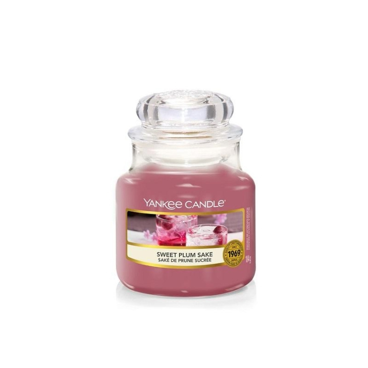 Yankee Candle Classic Small Jar Sweet Plum Sake 104g in the group BEAUTY & HEALTH / Fragrance & Perfume / Other fragrances / Scented candles at TP E-commerce Nordic AB (C11202)