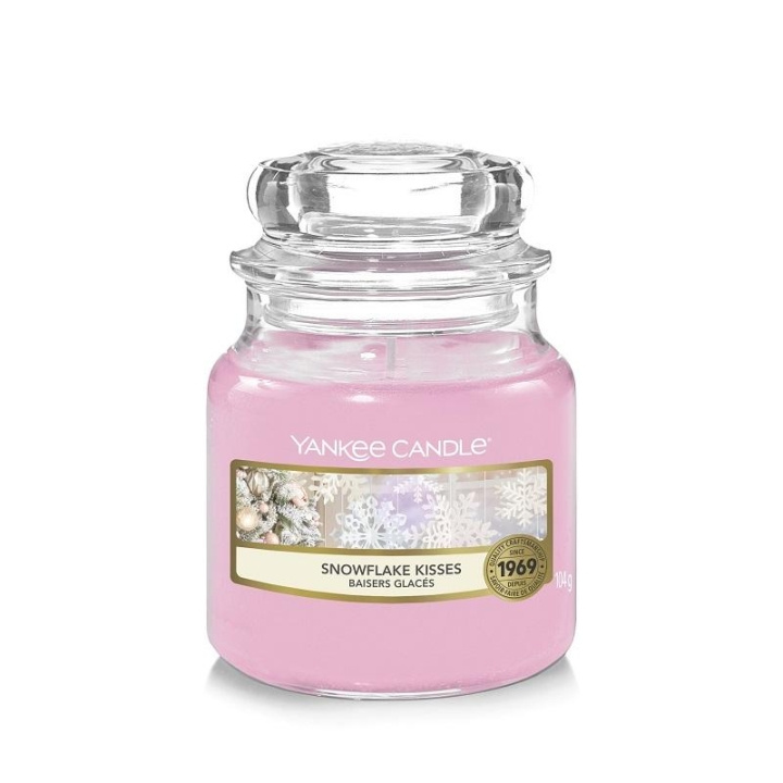 Yankee Candle Classic Small Jar Snowflake Kisses 104g in the group BEAUTY & HEALTH / Fragrance & Perfume / Other fragrances / Scented candles at TP E-commerce Nordic AB (C14042)