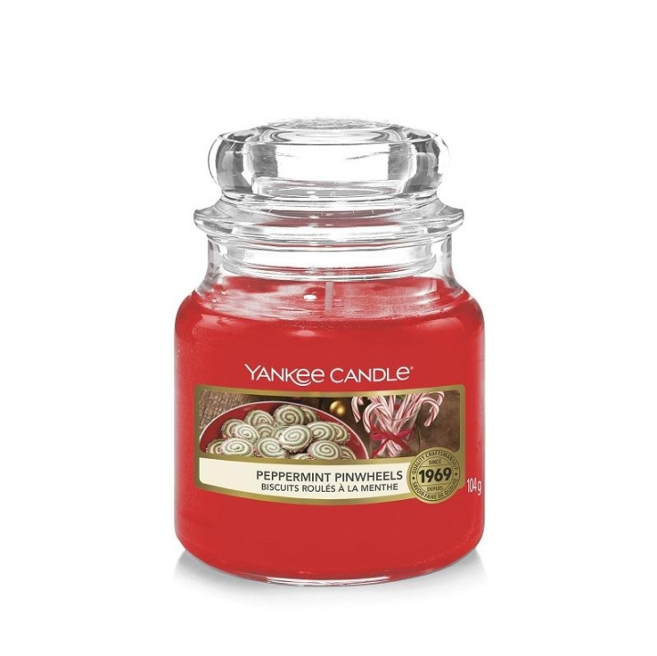 Yankee Candle Classic Small Jar Peppermint Pinwheels 104g in the group BEAUTY & HEALTH / Fragrance & Perfume / Other fragrances / Scented candles at TP E-commerce Nordic AB (C14061)