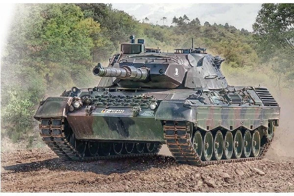 ITALERI 1:35 Leopard 1A5 in the group Sport, leisure & Hobby / Hobby / Plastic models / Military vehicles (land) at TP E-commerce Nordic AB (C29822)