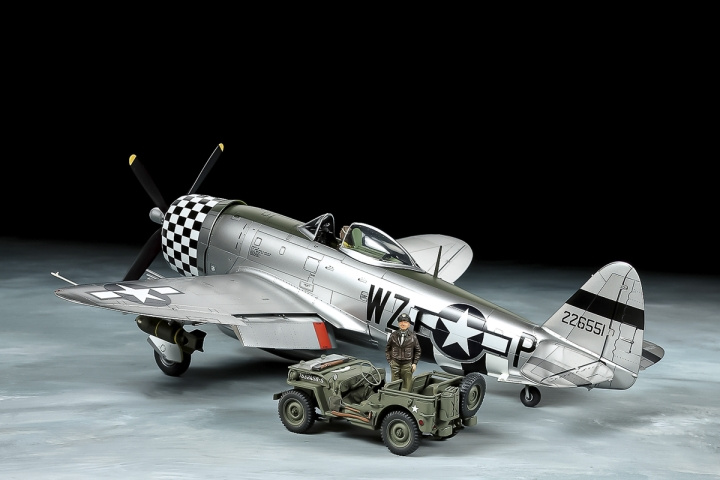 TAMIYA 1/48 Republic P-47D Thunderbolt® & 1/4-ton 4x4 Lig in the group Sport, leisure & Hobby / Hobby / Plastic models / Airplanes/Helicopters at TP E-commerce Nordic AB (C31752)