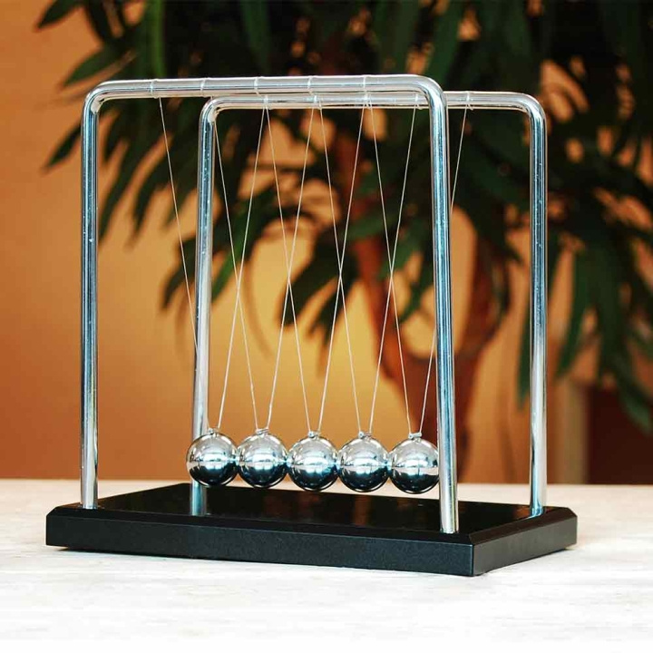 MikaMax Giant Newton\'s Cradle - Wood & Steel Version (01626) in the group Sport, leisure & Hobby / Fun stuff / Fun stuff at TP E-commerce Nordic AB (C85161)