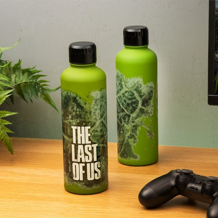 Paladone The Last Of Us Metal Water Bottle GITD in the group Sport, leisure & Hobby / Outdoor recreation / Thermoses & Water Bottles at TP E-commerce Nordic AB (C86127)