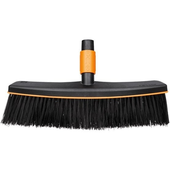 Fiskars QuikFit Patio Broom in the group HOME, HOUSEHOLD & GARDEN / Garden products / Garden tools at TP E-commerce Nordic AB (C91090)