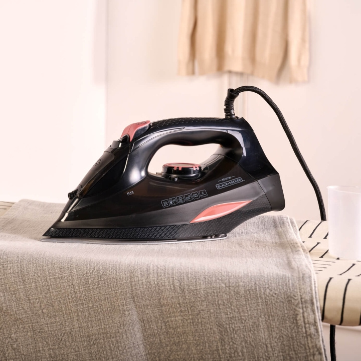 BLACK+DECKER Steam Iron 3000W Black in the group HOME, HOUSEHOLD & GARDEN / Clothes care / Irons at TP E-commerce Nordic AB (C94779)