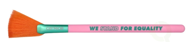 Catrice Who I Am Highlighter Brush 1 piece C01 We Stand For Equality in the group BEAUTY & HEALTH / Makeup / Tools & Make up set / Brushes at TP E-commerce Nordic AB (D05857)